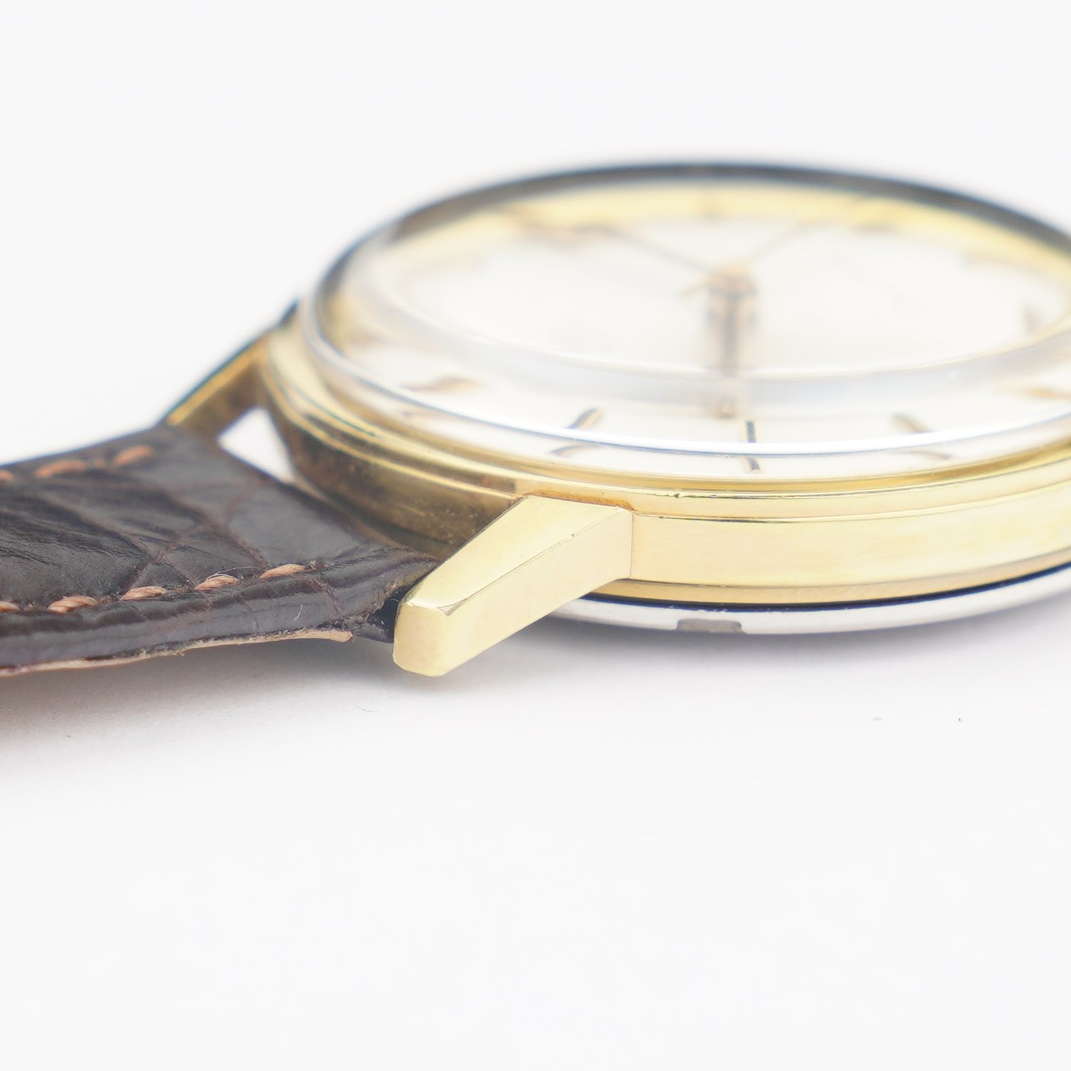Omega Geneve ref.166.037 from 1968. Goldplated case, silver sunburst dial in mint condition and cal. 565 movevement. - Image 3