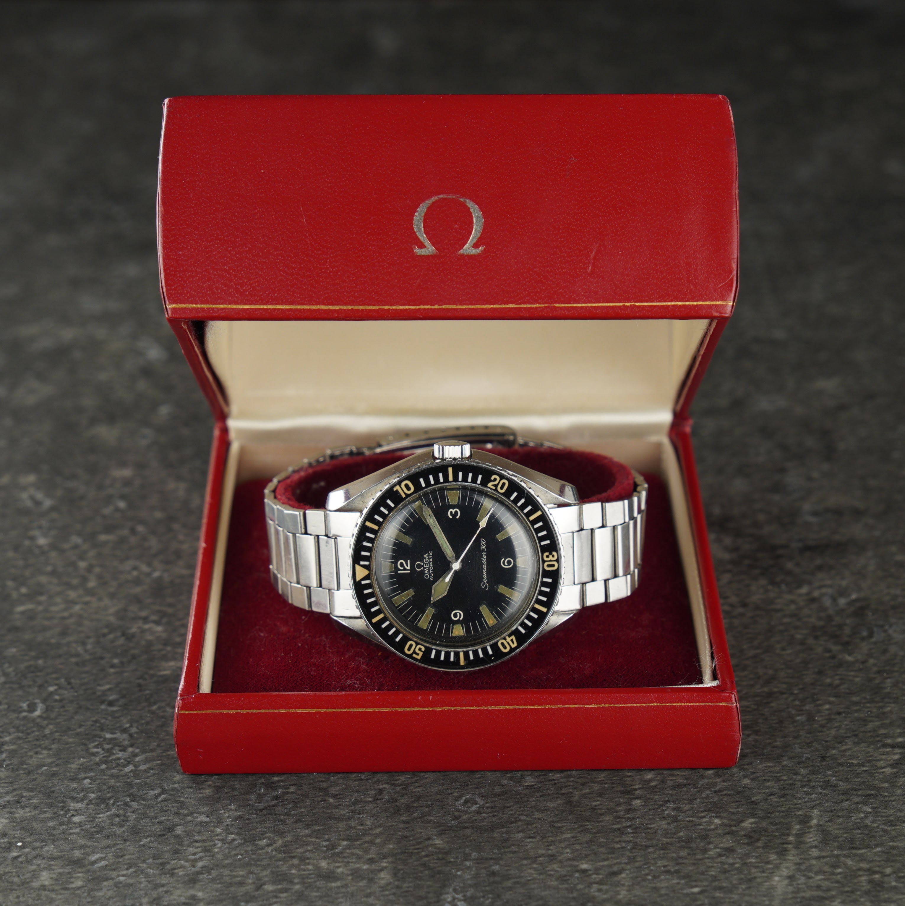 Omega Seamaster 300 ref. 165.024. from 1966 with untouched dial, 1506 bracelet and serviced cal. 552 movement.